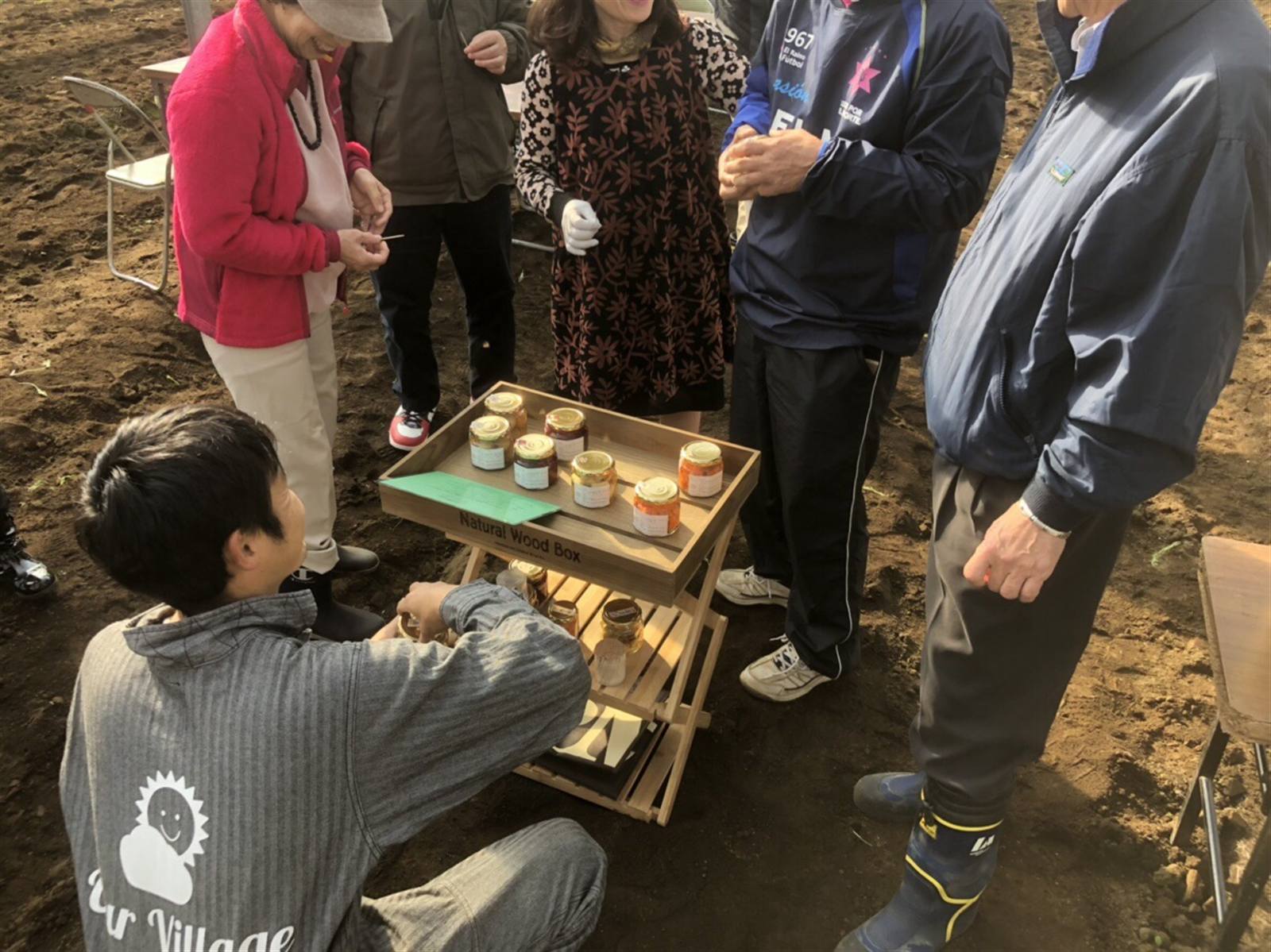 試食台を囲んで料理の話をする人たち
